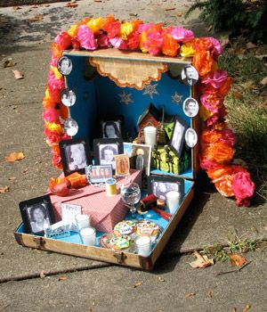 Suitcase altar Day Of The Dead Ofrenda, Dia De Los Muertos Crafts Ideas, Box Altar, Holiday Boards, Dia De Los Muertos Decorations Ideas, Spanish Projects, Mini Altar, Day Of The Dead Art, All Souls Day