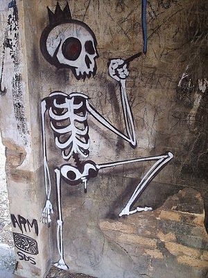 Skull Graffiti Art, Skeleton Graffiti Art, Bones Graffiti, Graffiti Skeleton, Gothic Graffiti, Rave Poster, Skull Graffiti, Art Graf, New York Street Art