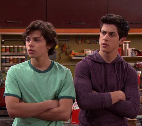 Wizards Of Waverly Place Wallpaper, Jake Austin, Max Russo, 2000s Disney, Jake T Austin, 16 Weeks Pregnant, Boyfriend Justin, Wizards Of Waverly, Am I In Love