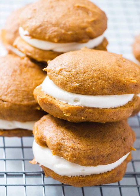 EASY Pumpkin Spice Whoopie Pies with ... Pumpkin Whoopie Pie Recipe, Soft Pumpkin Cookies, Whoopie Pie Recipe, Pumpkin Whoopie Pies, Maple Frosting, Whoopie Pie, Pumpkin Spice Cookies, I Heart Naptime, Whoopie Pies