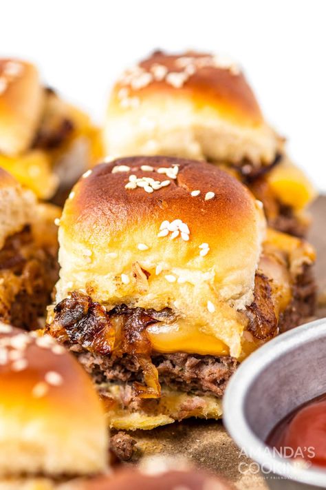 Cheeseburger sliders with caramelized onions and melty cheese atop a toasty bun are the epitome of deliciousness. Perfect for football! Cheeseburger Sliders Recipes, Sliders Recipes Hamburger, How To Carmalize Onions, Caramalized Onions, Hamburger Sliders, Slider Recipe, Sliders Recipes, Mini Cheeseburger, Cheeseburger Sliders