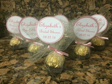 Ferrero Rocher Party Favors, Ferrero Rocher Favors, 50th Wedding Anniversary Decorations, Moldes Para Baby Shower, Candy Arrangements, Rose Gold Bridal Shower, Shower Desserts, 50th Anniversary Party, Diy Gift Set