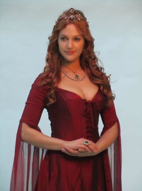 Meryem Uzerli, Turkish Dress, Turkish Men, Fantasy Dresses, Magnificent Century, Medieval Dress, Medieval Clothing, Turkish Beauty, Arnold Schwarzenegger