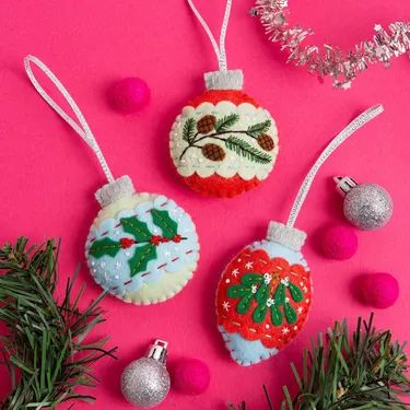 2023 Christmas Trend Predictions and Inspiration | ehow Felt Baubles, Felt Crafts Christmas, Home Inside, Felt Craft, Handcrafted Decor, Needle Felting Kits, Felt Christmas Tree, Festival Diy, Diy Set