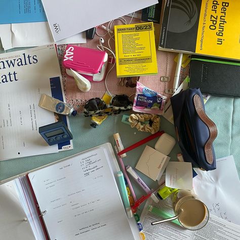 Behind every Justizpalast-Treppen-Foto, there is something like this: • dunno how to remember UrhG 🤷🏻‍♀️ • a messy table • U-Haft Grafik (oder so) • these parents did not raise no quitter (ibu vs back pain) • study dates • the only relevant news were “einschlägige Delikte” • odd graffiti that explains my body’s state • remembering Hefermehlgruppe • POV: getting assigned a new judge 3 days before your exam • lemme sleep 😴 bye 👋🏼 Lemme Sleep, Messy Table, How To Remember, Family Collage, Oc Board, Back Pain, Dates, Graffiti, Sleep