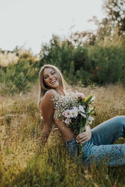 Flower Chest Photoshoot, Portrait Photoshoot Poses, Flower Top Photoshoot, Floral Photo Shoots, Top Photoshoot, Unique Photoshoot, Senior Photoshoot Poses, Field Photoshoot, Senior Photography Poses