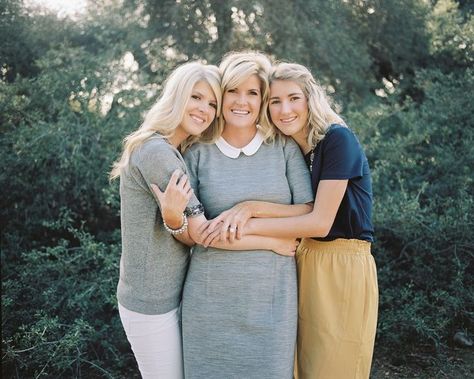 Adult Family Photography, Adult Family Poses, Adult Family Photos, Daughter Photo Ideas, Extended Family Photography, Big Family Photos, Extended Family Photos, Large Family Photos, Pose Portrait