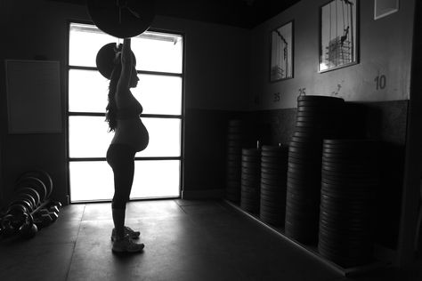 Crossfit & Pregnant - No Excuses. Crossfit Maternity Photoshoot, Crossfit Pregnant, Crossfit Photoshoot, Pregnant Workouts, Gym Pics, Maternity Photoshoot Poses, Maternity Pics, No Excuses, Crossfit Workouts