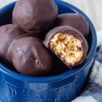 Chocolate Peanut Butter Balls, Peanut Butter Rice Krispie Treats, Buckeyes Recipe, Easy Christmas Candy Recipes, Christmas Candy Easy, Peanut Butter Balls Recipe, Easy Candy Recipes, Peanut Butter Snacks, Butter Balls