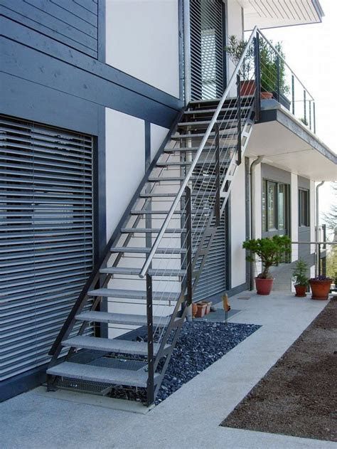 Best 5 Residential Build Stairs | Roderick Zanini Terrace Stairs Outdoor, Metal Stairs Outdoor, Outside Staircase, Outside Stairs, Staircase Outdoor, Modern Stair Railing, Hardwood Stairs, Beautiful Stairs, Building Stairs