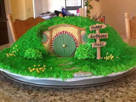 Hobbit themed birthday cake - Imgur Casa Do Hobbit, Hobbit Cake, Hobbit Party, Casa Hobbit, Ring Cake, House Cake, Hobbit Hole, Themed Birthday Cakes, Fondant Cakes