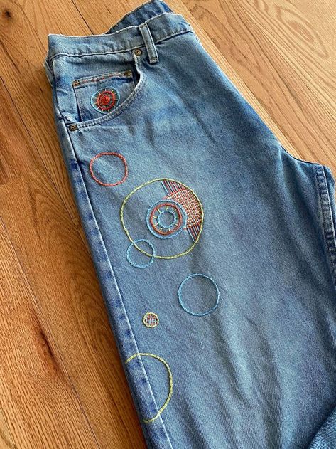 Creative Denim Outfits, Embroidery Pants Design, Jean Embroidery Grunge, Cool Diy Shirts, Fabric Painted Jeans, How To Customize Jeans, Sewing On Jeans, Embroidery On Overalls, Patchwork On Jeans