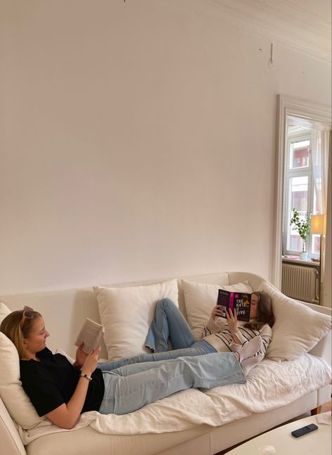 Roommate House Ideas, Bestie Apartment Goals, Living With Roommates Aesthetic, Friends Reading Together Aesthetic, Best Friend Roommate Aesthetic, Friends Apartment Aesthetic, Living With Best Friend Apartment, Roommate Aesthetic, Roommate Apartment