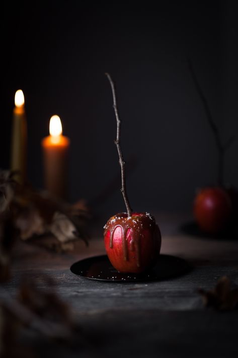 Vegan Salted Caramel Apples Vegan Salted Caramel, Apples Photography, Moody Food Photography, Dairy Free Treats, Dark Food Photography, Dessert Photography, Food Photography Inspiration, Magic Recipe, Halloween Drinks