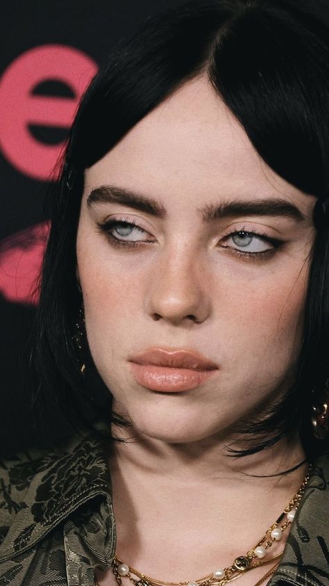 Billie Eilish Smokey Eye, Billie Eilish Eye Makeup, Billie Eilish Makeup Look, Billie Eilish Eyeliner, Billie Eilish Makeup, Billie Concert, Reference Face, Billie Eyelash, Smoked Eyes