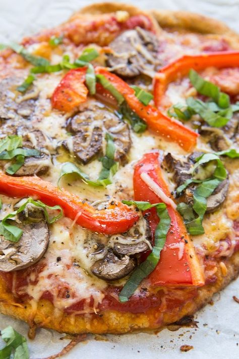 Veggie Flatbread Pizza, Veggie Flatbread, Diet Pizza, Veggie Pizza Recipe, Flatbread Pizza Recipes, Dash Diet Recipes, Veggie Pizza, Vegetarian Pizza, Healthy Pizza