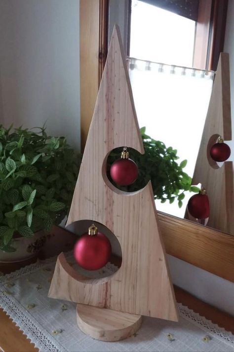 Woodworking Fall Decor, Wood Glue Up Projects, Handmade Wood Christmas Gifts, Jigsaw Crafts Ideas, Wood Round Crafts Diy Projects, Rustic Sculpture, Tre Kunst, Jul Diy, Christmas Diy Wood