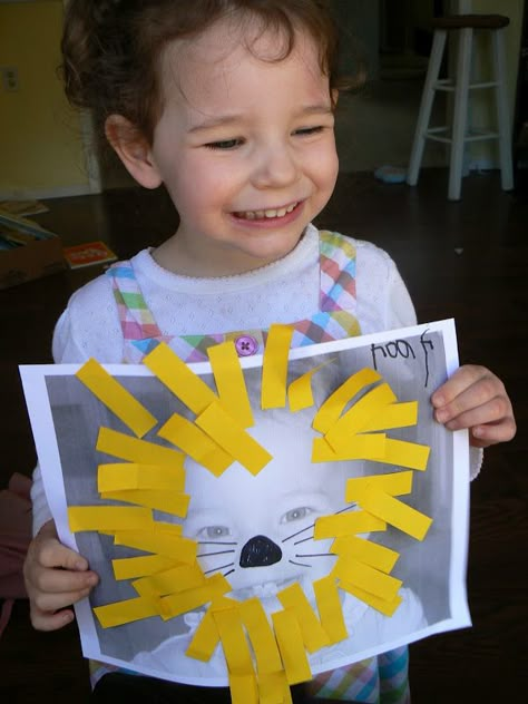 Having Fun at Home: Toddler Craft: Post-it Flag Lions Preschool Zoo Theme, Zoo Preschool, Zoo Crafts, Zoo Activities, Lion Craft, Dear Zoo, Toddler Craft, Il Re Leone, Animal Activities