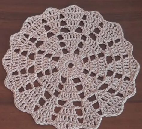 Free Crochet Doily Patterns For Beginners, Diy Crochet Doilies, Valentine's Day Crochet, Crochet Lovely, Crochet Placemat Patterns, Free Crochet Doily Patterns, Crochet Doily Diagram, Crochet Table Runner Pattern, Rug Patterns