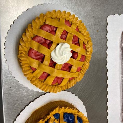 Cake That Looks Like Pie, Thanksgiving Cake Decorating, Holloween Cake, Walmart Cake, Fall Bakery, Fall Theme Cakes, Thanksgiving Cakes Decorating, Piping Ideas, Pretty Pastries