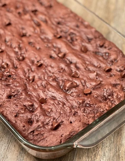 Three Ingredient Cake Recipes, Easy Cake Recipes 4 Ingredients, Polk Cakes, Dump Cake Recipes Chocolate, Quick Sweets, Chocolate Dump, Chocolate Dump Cake, Easy Dump Cake Recipe, The Cookin Chicks