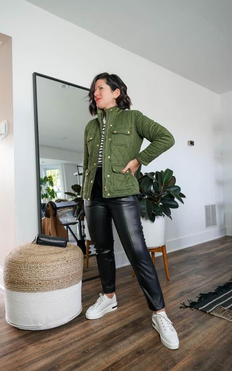 Faux Leather Pants Outfit Casual, Leather Pants Outfit Ideas, Leather Pants Outfit Casual, Leather Pants Outfits, How To Style Leather Pants, Faux Leather Pants Outfit, Style Leather Pants, Casual Thanksgiving Outfits, Brown Leather Pants