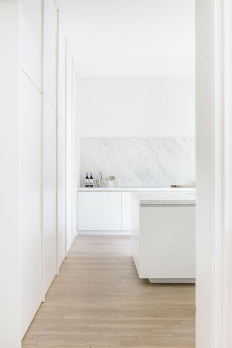 White Marble Backsplash, Small Modern Kitchen Design, Interior Hotel, Interior Kantor, Small Modern Kitchens, Built In Cabinet, Marble Backsplash, Kitchen Farmhouse, Simple Kitchen