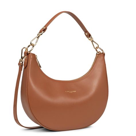 Ce sac besace est confectionné de cuir de vachette finition lisse. Il possède une grande poche principale avec deux poches intérieures et une extérieure. Cette besace se porte à la main, à l'épaule ou croisé. Camel Outfit, Eid Fashion, Clean Girl, Lancaster, Old Money, Mood Board, Camel, Crossbody Bag, Women's Fashion