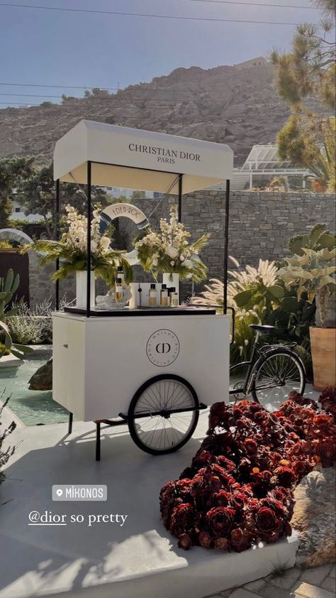 Roda Gerobak, Food Stand Design, Mobile Coffee Cart, Gerobak Dorong, Mini Cafe, Drink Cart, Food Cart Design, Ice Cream Cart, Cafe Shop Design