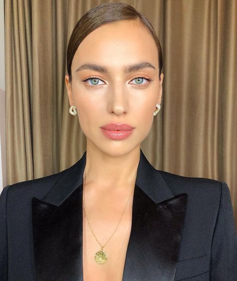 Simple Eyeshadow Looks, Makeup Tips To Look Younger, Irina Shayk Style, Sherilyn Fenn, Simple Eyeshadow, Best Makeup Tips, Celebrity Makeup Artist, Bradley Cooper, Irina Shayk