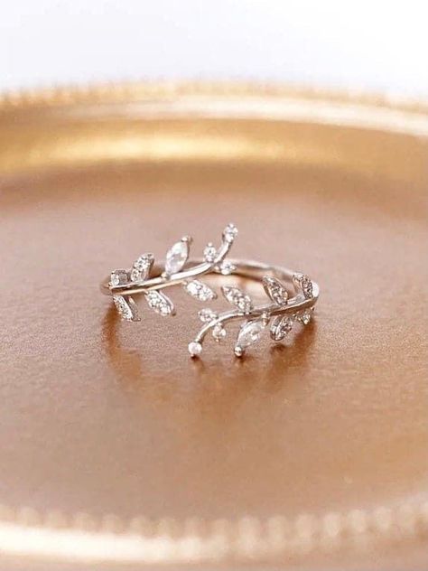 Beautiful silver ring Bio Mom, Hand Jewelry Rings, Pretty Jewelry Necklaces, Mom Died, Silver Diamond Ring, Laurel Leaves, Jewelry Accessories Ideas, Floral Ring, Fancy Jewellery