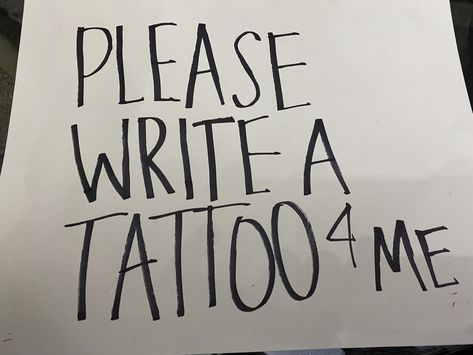 "Por favor escríbeme un tatuaje" Hslot Poster Idea, Sign For Concert, Harry Styles Sign Ideas, Posters For Concerts Ideas, Signs For Concerts Ideas, Concert Signs To Get Noticed, Harry Styles Concert Signs, Signs For Concerts, Concert Signs Ideas