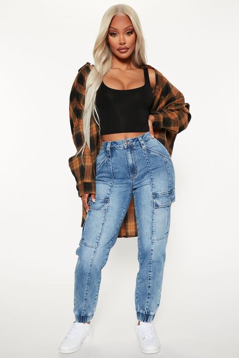 Denim Cargo Joggers Outfit, Denim Jogger Outfits Women, Denim Joggers Outfit, Joggers Outfit Women, Denim Jogger Pants, Hot Summer Outfits, Beyonce Outfits, Girls Dress Outfits, Flattering Outfits