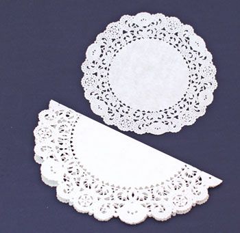 Easy Angel Crafts Doily Paper Angel step 1 fold larger paper doily in half Paper Angels Diy, Paper Doily Crafts, Christmas Angel Crafts, Angel Wing Ornaments, Paper Angel, Doilies Crafts, Christmas Angel Ornaments, Angel Crafts, Paper Doilies