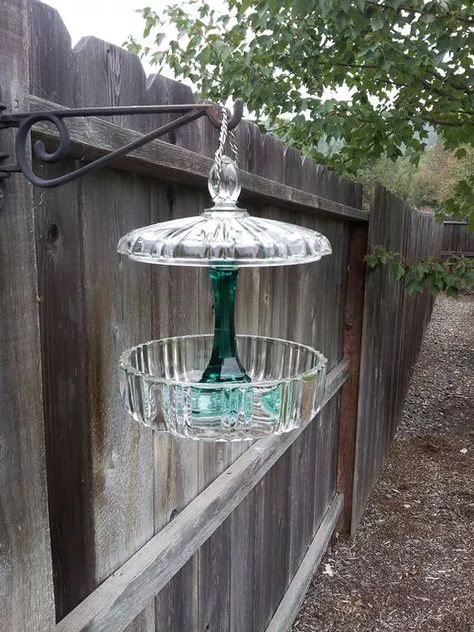 Glass Bird Feeders, Garden Therapy, Garden Totems, Hanging Bird Feeders, Diy Bird Feeder, Outdoor Crafts, Glass Garden Art, Diy Birds, Glass Lamps