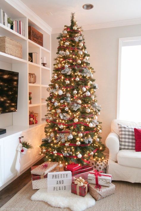 A traditional red plaid Christmas tree with gold and glittery accents. Love this idea to decorate your house and tree for the season. This color palette of reds, gold, and white is spot on for the holiday season. Types Of Christmas Trees, Diy Playbook, Buffalo Check Christmas, Plaid Christmas Tree, Cool Christmas Trees, Colorful Christmas Tree, Diy Christmas Tree, Holiday Diy, Christmas Centerpieces