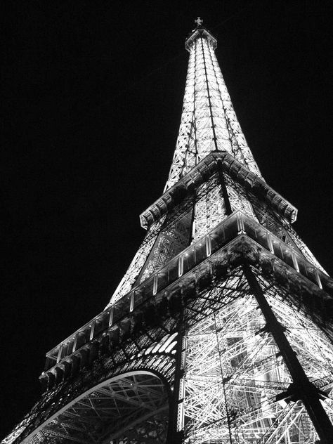 Eiffel Tower Fantasy Angel, Paris Black And White, Black And White People, Black And White Photo Wall, Paris Wallpaper, Fashion Art Photography, Paris At Night, Paris Photography, Black And White Wallpaper