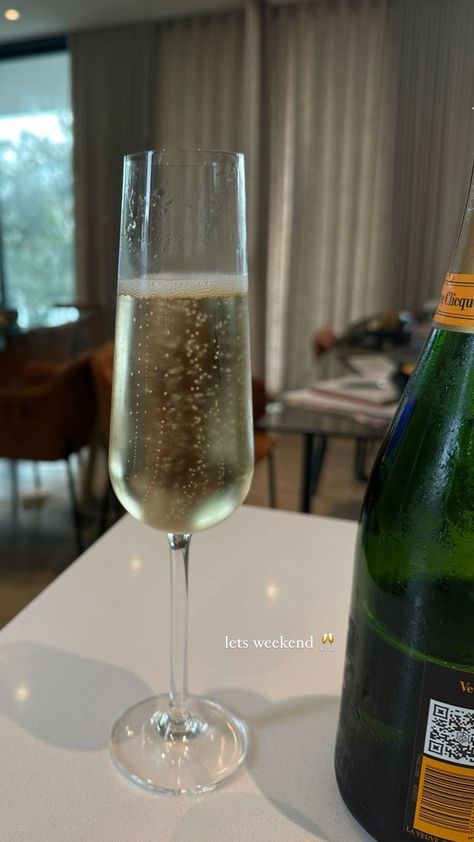 Champagne Drinks, Instagram Captions Clever, Alcohol Party, Luxury Lifestyle Women, Alcohol Aesthetic, Fancy Drinks, Vacation Mood, Night Scenery, Pretty Drinks