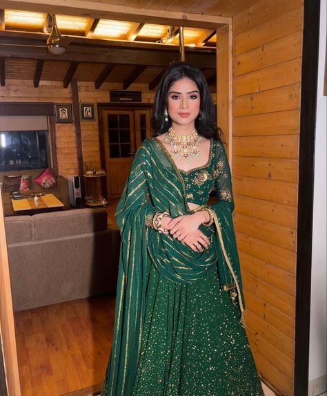 Lehenga Long Sleeve, Long Sleeve Lehenga, Mehndi Lengha, Green Indian Outfit, Pretty Lehengas, Farewell Outfits, Green Lengha, Desi Suits, Eid Fits