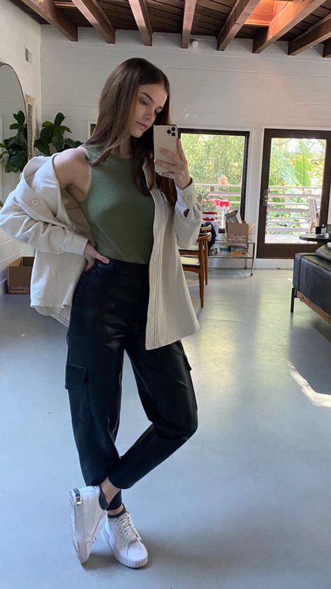 With The Wolves Around You, Darling. Barbara Palvin Style, Palvin Barbara, Casual College Outfits, Barbara Palvin, Mode Inspo, College Outfits, Outfits Casuales, A Woman, Fashion Inspo