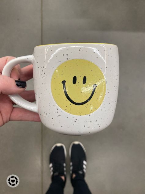 Pottery Painting Mother’s Day, Pottery Doodle Art, Pottery Painting Smiley Face, Mothers Day Ceramic Ideas, Mother’s Day Pottery, Smiley Face Mug, Cute Mug Ideas, Painting Mugs Ideas, Ceramica Artesanal Ideas