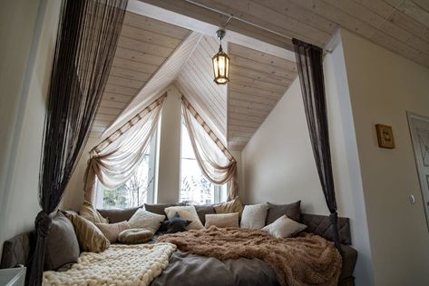 Oddly Shaped Bedroom, Weird Shaped Bedroom, Garden Bedroom Ideas, Narrow Rooms, Angled Ceilings, Underground Bunker, Garden Bedroom, Types Of Rooms, Built In Cabinets