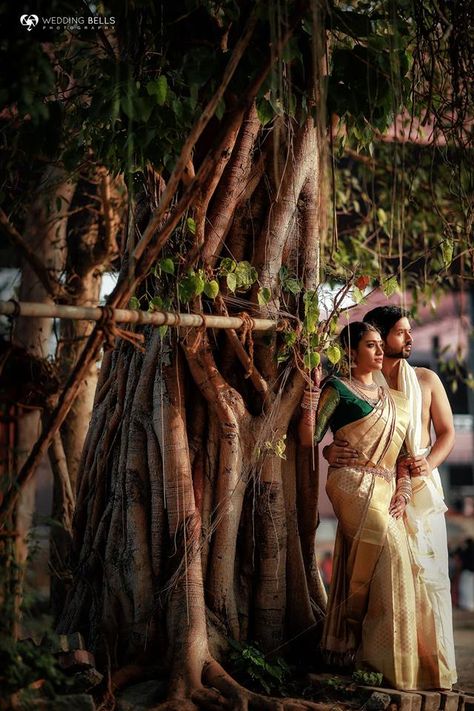 Guruvayur Temple, Marriage Pic, Traditional Couple, Desi Vibes, Wedding Indoor, Indian Wedding Poses, Kerala Wedding Photography, Kerala Wedding, Poses Couple