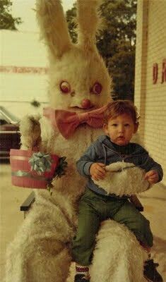 I don't even know where to start. Vintage Bizarre, Images Terrifiantes, Easter Bunny Pictures, Creepy Vintage, Creepy Photos, Arte Alien, Donnie Darko, Creepy Pictures, Scary Costumes