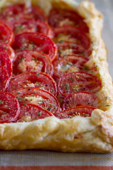 Perfect as a light supper or as a side dish, this Tomato Tart with Bacon and Gruyere is as tasty as it is beautiful! Vegetable Tarts, Savoury Pastries, Dessert Tarts, Tomato Tart Recipe, Pastry Ideas, Taste And Tell, Slab Pie, Savory Pies, Tomato Tart