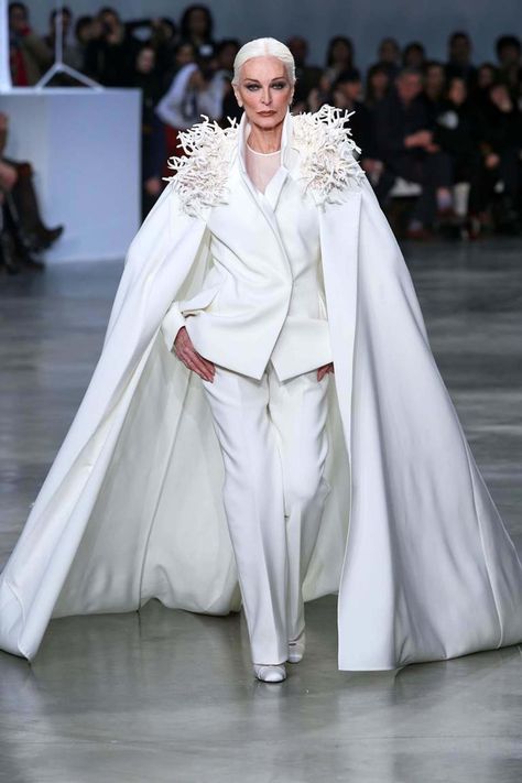 At 81, Carmen Dell'Orefice is still working the catwalk and in hot demand from photographers. Carmen Dell'orefice, Revealing Dresses, Stephane Rolland, Advanced Style, Ageless Style, Famous Designers, Golden Girls, Beautiful Outfits, Timeless Beauty