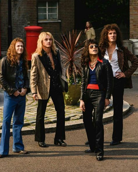 Queen Movie, Queen Brian May, Queen Ii, Band Outfits, Queen Aesthetic, Ben Hardy, Queen Photos, Roger Taylor, Queen Freddie Mercury