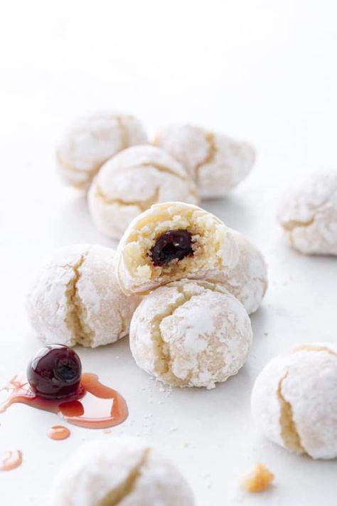 Amarena Cherries, Amaretti Cookie Recipe, Italian Baking, Colored Cookies, Cookies Love, Italian Sweets, Italian Almond Cookies, Cookies Stuffed, Giraffe Cakes