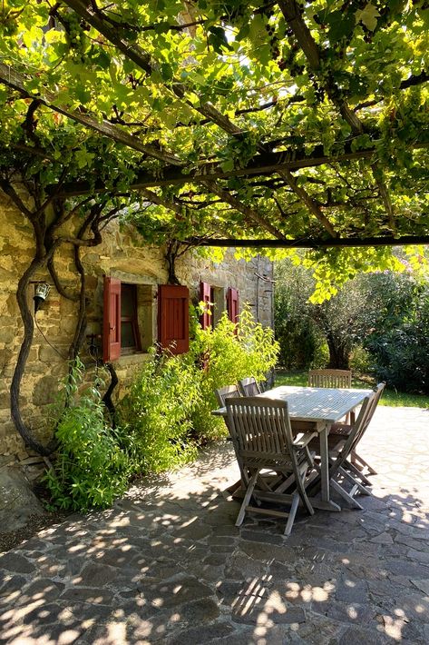 Italian Patios Tuscany Italy, Italian Villa Landscaping, Italian Countryside House Aesthetic, Italian Country Side House, Italian Patio Ideas Tuscany Italy, Italian Outdoor Dining, Italian Pergola, Italian Courtyard Garden, Tuscany Courtyard