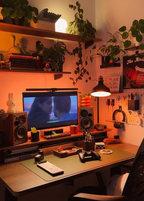 kim (@kimchistamps) on Threads Classy Gaming Room, Retro Desk Setup, Pc Build Aesthetic, Cozy Desk, Retro Desk, Computer Desk Setup, Room Upgrade, Gamer Room Decor, Bedroom Decor Inspiration